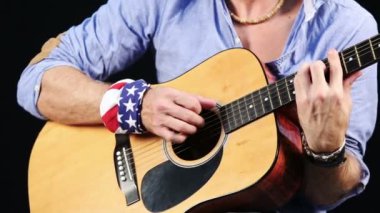 Gitar çalan genç adam