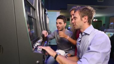 slot makineleri ile oynayan arkadaş grubu