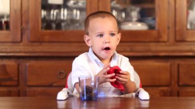 küçük bir çocuk yemek