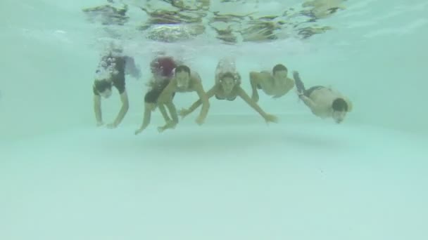 Freunde schwimmen unter Wasser — Stockvideo