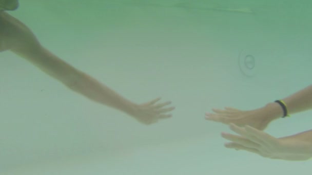 Couple Kissing Underwater — Stock Video