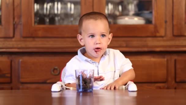 Pequeño niño comiendo — Vídeo de stock