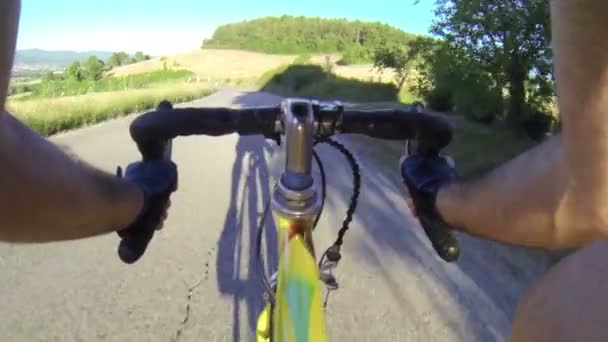 与 bicylcle 的登山路 — 图库视频影像