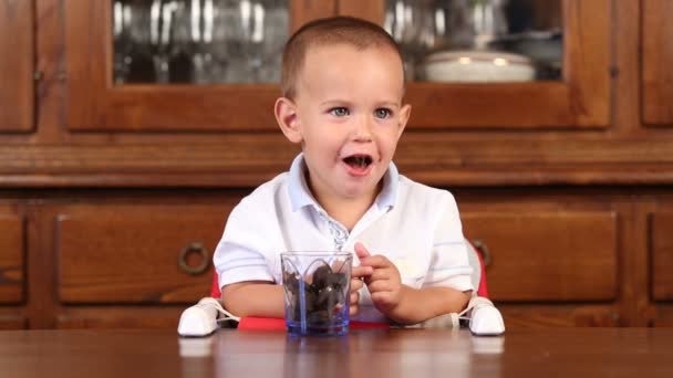 Pequeño niño comiendo — Vídeo de stock