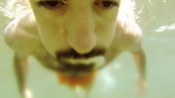 Jeune homme nageant sous l'eau — Video
