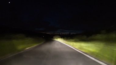 kırsal yolda bir gece sürüş