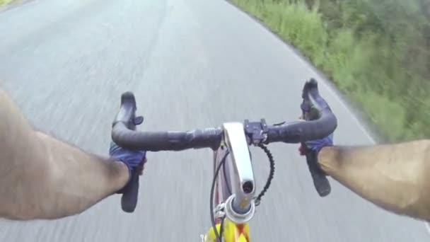 Gå ner med cykel på väg pov — Stockvideo