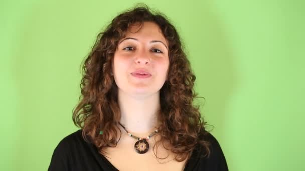 Молодая женщина Жест на зеленом фоне — стоковое видео