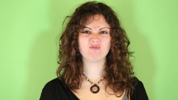 Young Woman Gesturing on Green Background — Stock Video