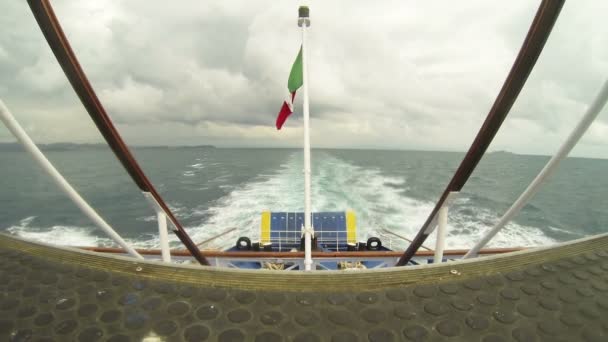 На зворотному боці поромного човна — стокове відео