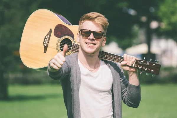 Ung rysk man anläggningen gitarr — Stockfoto