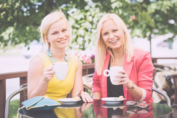 Две красивые женщины пьют кофе в баре — стоковое фото