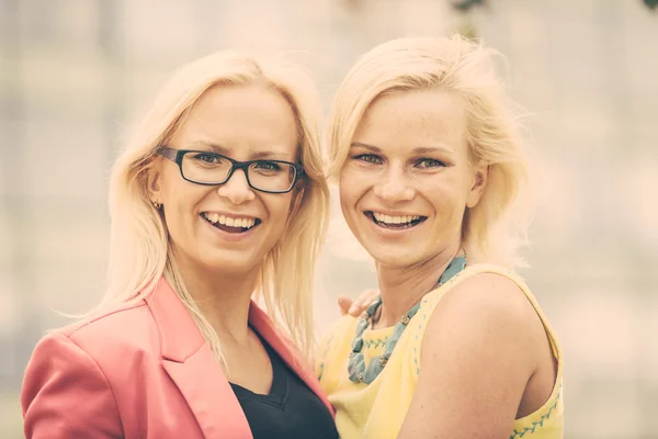 Duas mulheres sorridentes — Fotografia de Stock