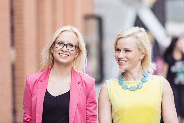 Two Beautiful Women in the City — Stock Photo, Image