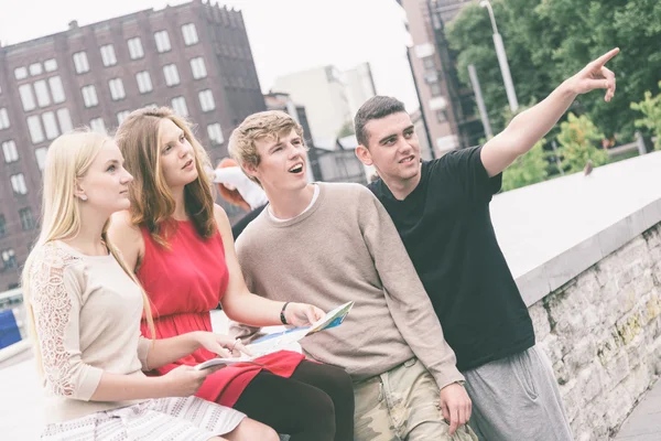 Gruppo di amici guardando la mappa — Foto Stock