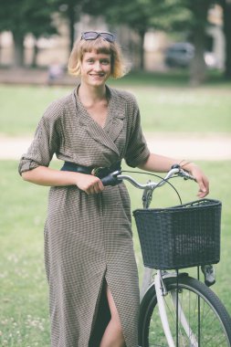 Bisiklet park Vilnius adlı genç kızla