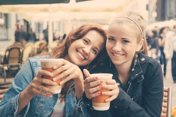 10 代の少女で飲んでバー — ストック写真