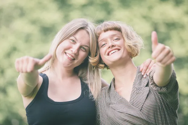 Zwei russische Mädchen im Park — Stockfoto