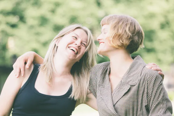 Twee Russische meisjes in het park — Stockfoto