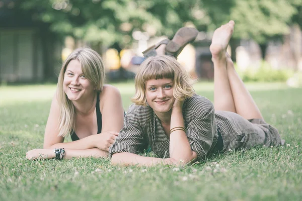 两个俄罗斯女孩躺在草坪上 — 图库照片