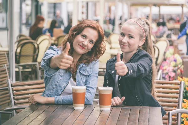Девочки-подростки, пьющие в баре — стоковое фото