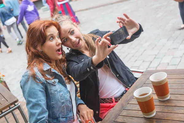 Meisjes nemen van foto's met mobiele telefoon — Stockfoto