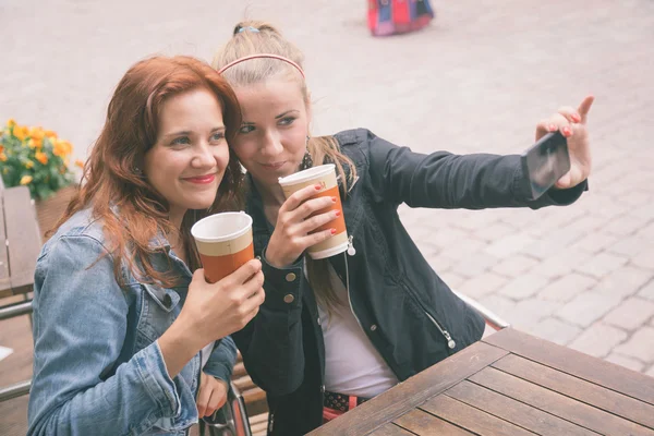 Chicas tomando fotos con teléfono móvil —  Fotos de Stock