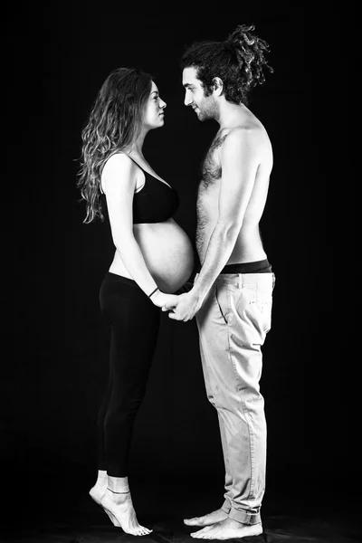 怀孕的妇女与她的老公 — 图库照片