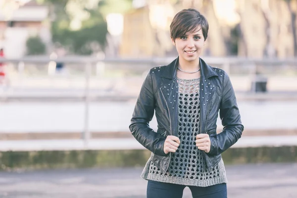 Schönes Mädchen mit Lederjacke im Park — Stockfoto