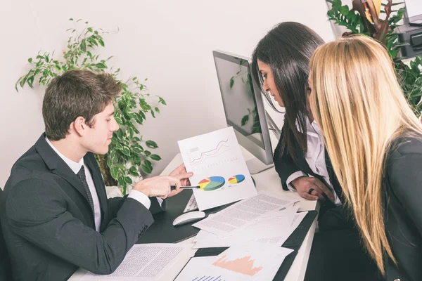 Geschäftsteam arbeitet im Büro — Stockfoto