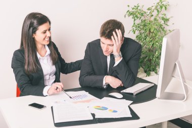 ofisinde bir adam üzgün iş