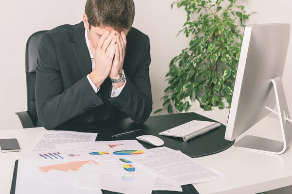 Stressé jeune homme d'affaires au bureau — Photo