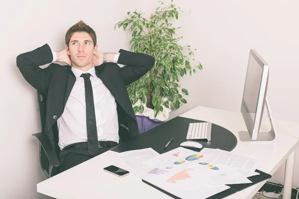 Geschäftsmann entspannt im Büro — Stockfoto