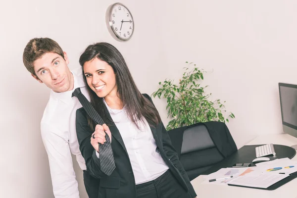 Bullo Businesswoman Holding Colleague della cravatta — Foto Stock