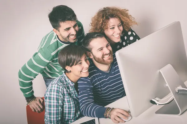 Grupo de Estudantes com Computador — Fotografia de Stock