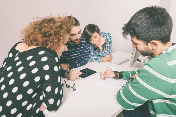 Groep vrienden studeren — Stockfoto