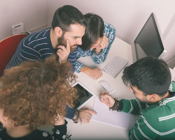 Grupp vänner studera — Stockfoto