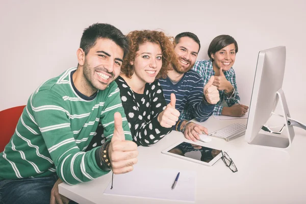 Grupo Feliz de Amigos Estudando — Fotografia de Stock