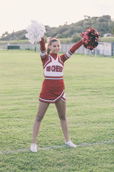 Cheerleader op het gebied — Stockfoto