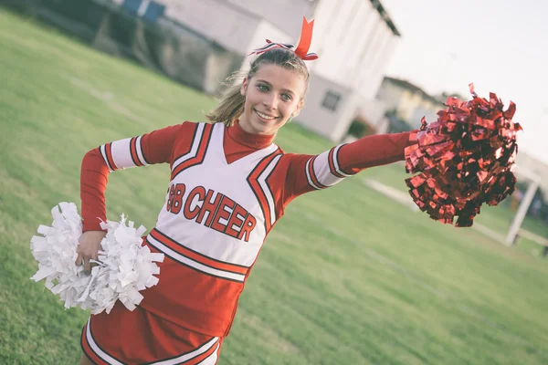 Cheerleader op het gebied — Stockfoto
