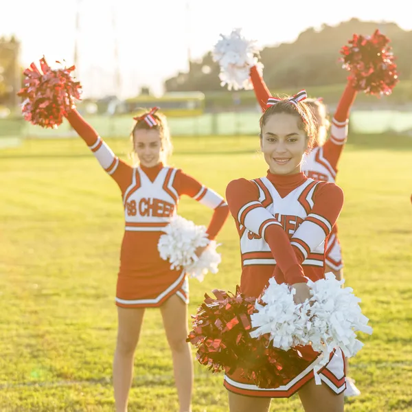 Gruppe von Cheerleadern im Feld — Stockfoto