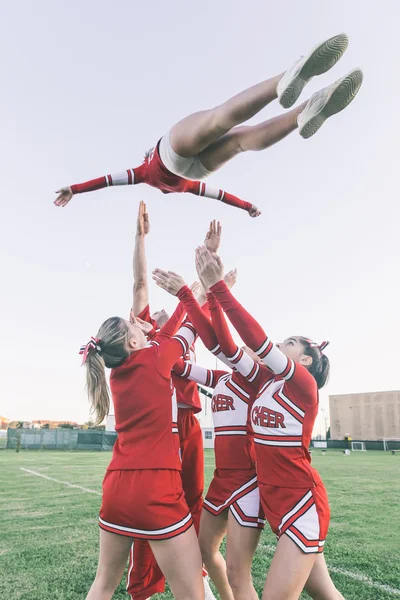 Gruppo di cheerleader che eseguono acrobazie — Foto Stock