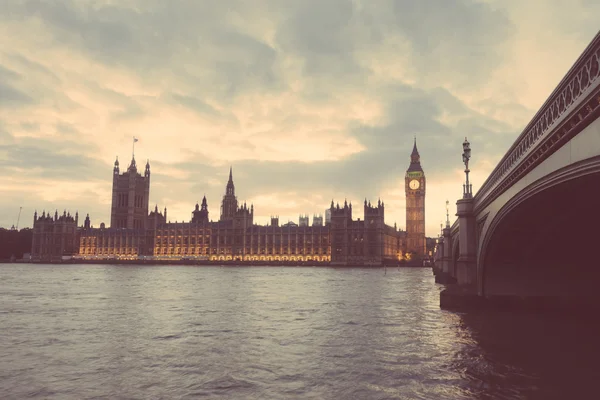 Big ben a komory parlamentu v Londýně při západu slunce — Stock fotografie