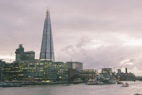 Londra manzarası ile shard gökdelen alacakaranlıkta — Stok fotoğraf