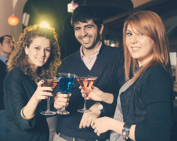 Grupo de amigos en un club nocturno — Foto de Stock