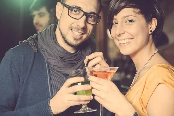 Groep vrienden in een night club — Stockfoto