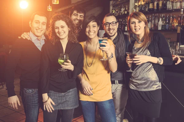 Grupo de amigos em um clube noturno — Fotografia de Stock