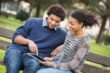 Dijital tablet kullanarak karma yarış çift