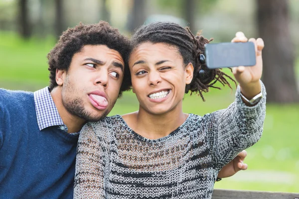 Pareja de raza mixta tomando selfie — Foto de Stock