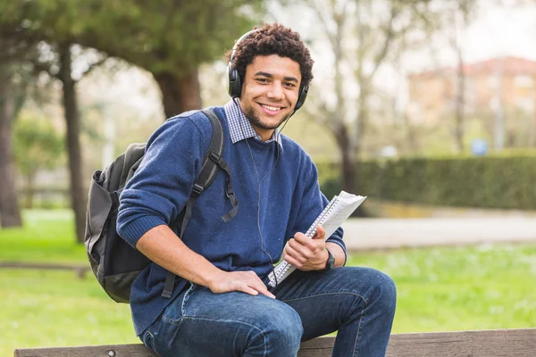 Guapo estudiante de raza mixta al aire libre — Zdjęcie stockowe